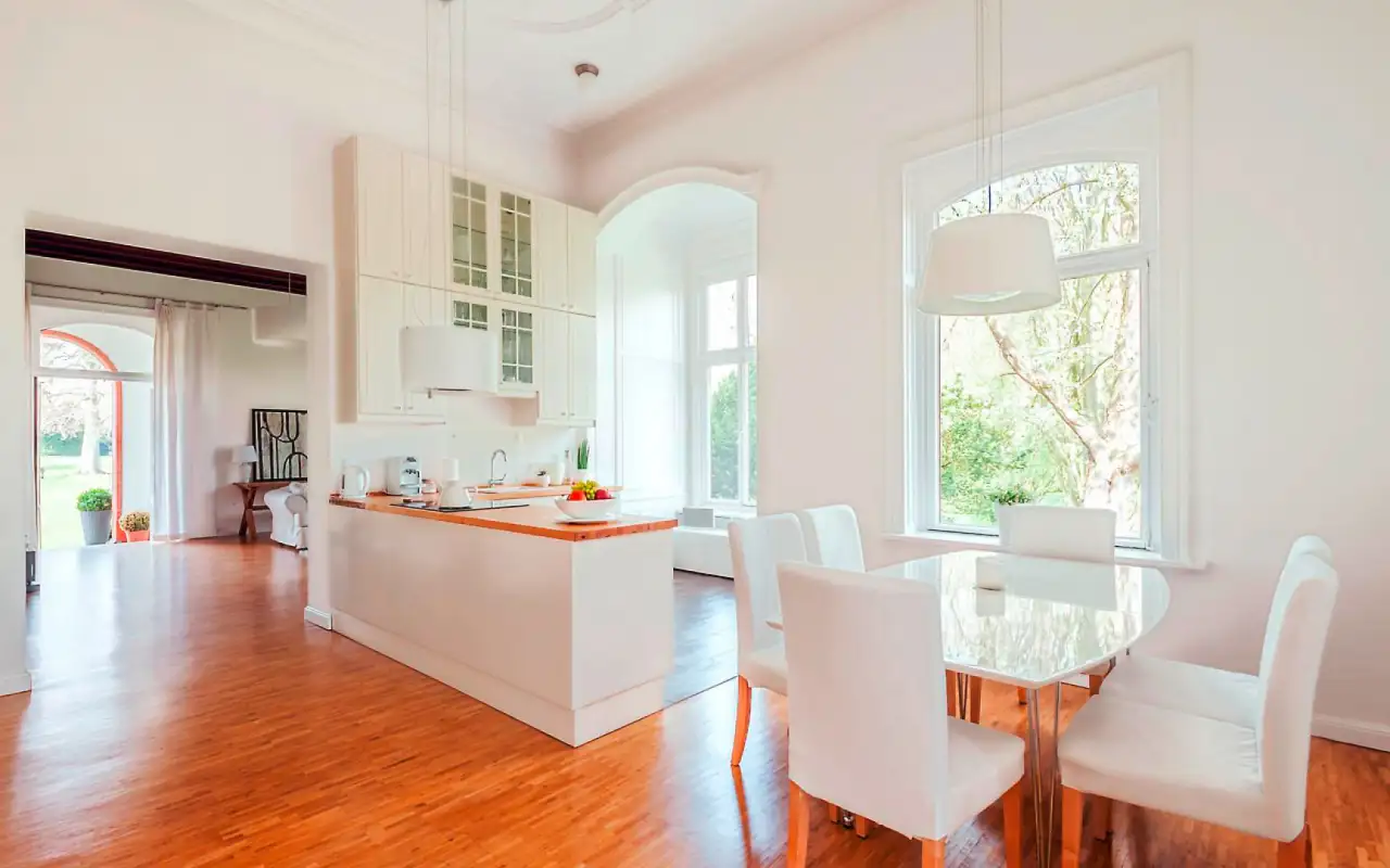 stefes-bau-projekt-entwicklung-bremen-hell-hohe-decken-stuck-kueche-esszimmer